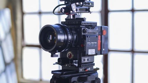 Foto einer Videokamera auf einem Stativ