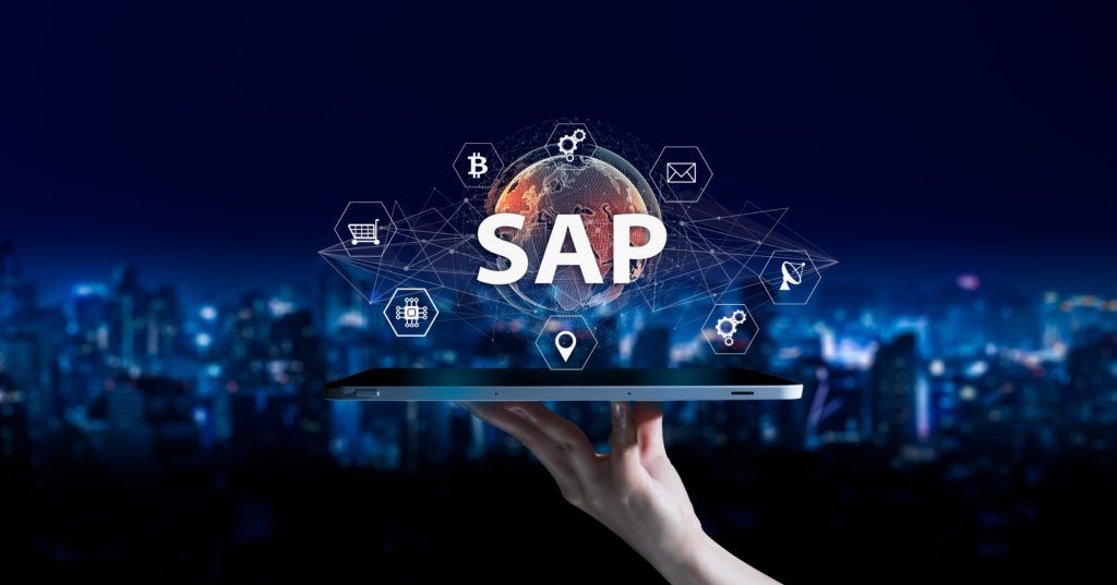 Hand hält ein Tablet über dem eine Weltkugel vor der der Schriftzug "SAP" und dazugehörige Icons stehen. Im Hintergrund ist die Skyline einer Stadt zu sehen.