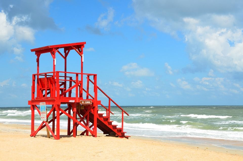 Roter Rettungsschwimmerturm am Strand